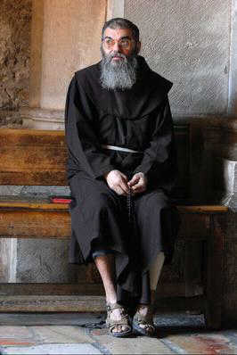 נזיר נוצרי בגלימה
נזירים נוֹצְרִים, נוֹדְרִים אֶת 'נֶדר העוני' וּמִסתַפּקים במועט: זה מאות שָנים שכּל רְכוּשָם של הנזירים האֵלֶה הוא גלימה, סכין, מחט, לוח כתיבה וּכלִי כתיבה. 
באדיבות אוסף התצלומים הלאומי
