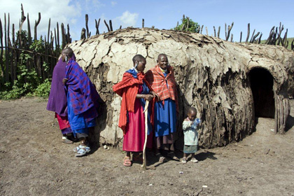 בנֵי שֵׁבֶט המַסַאי לבוּשים בְּבַדים צִבעוניים, וכולם אוכלים אותו לֶחם תירס. אנחנו, בני תרבות המַערָב, לא נצליח להַבחין מי מִבנֵי השבט עשיר ומי עני.